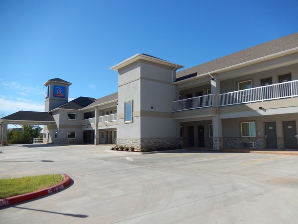 Property entrance - Studio 6 Yukon, OK (Yukon)