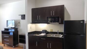 Frigorífico grande, microondas, placa de cocina y cafetera o tetera