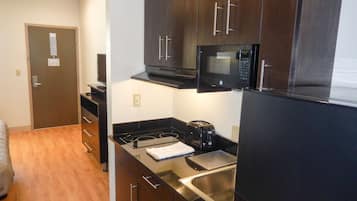 Refrigerador con congelador, microondas y parrilla de estufa