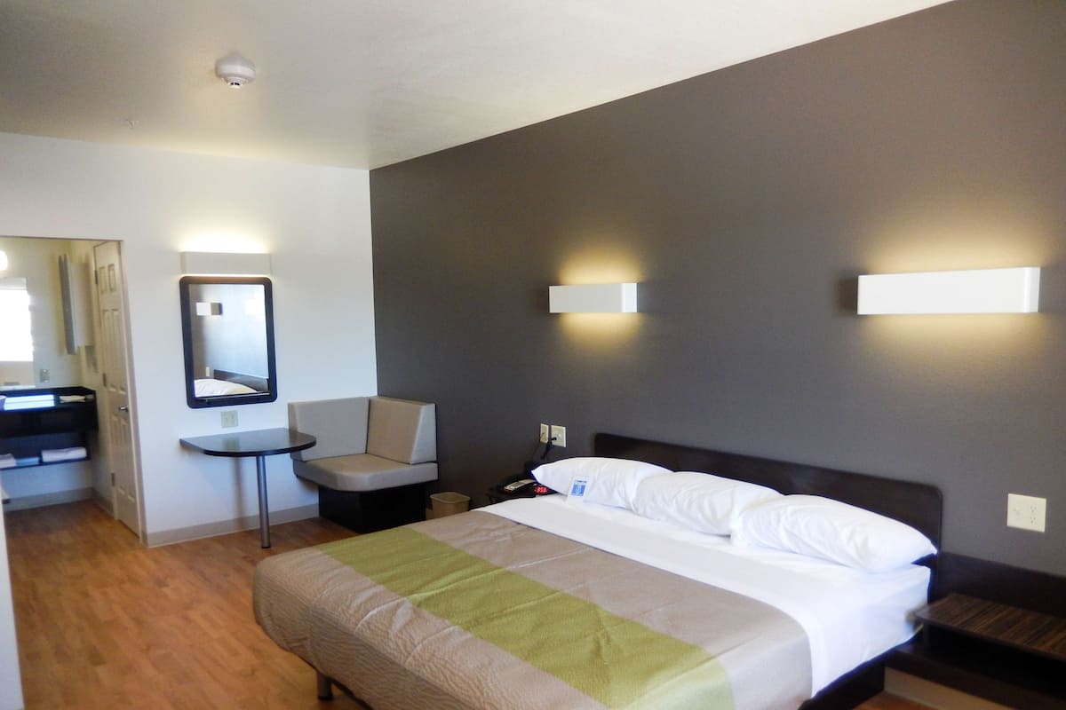 Tabla de planchar con plancha, wifi gratis y ropa de cama