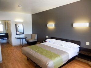 Tabla de planchar con plancha, wifi gratis y ropa de cama 