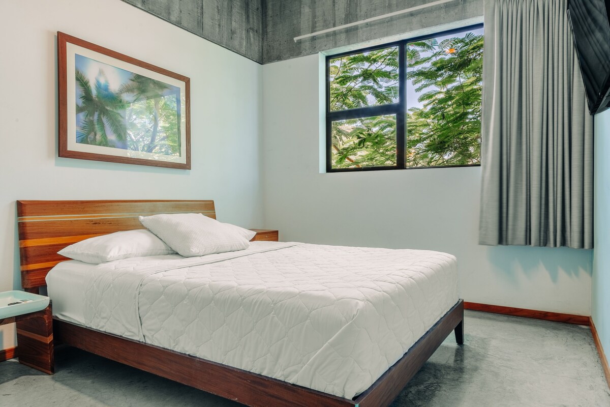 TreeHouse Apartment, 2 Bedrooms, Kitchen, Ocean View | 高級寢具、客房內保險箱、書桌、免費無線上網