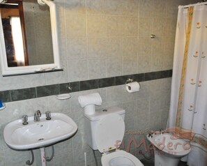 Bungalow, 2 camere da letto, balcone | Bagno | Doccia, set di cortesia gratuito, bidet, asciugamani