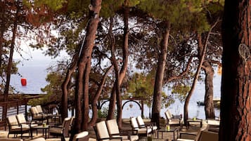 3 bares/lounges, bar ao lado da piscina