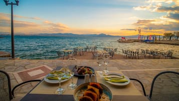 2 restauranter, frokost, lunsj og middag serveres, greske retter