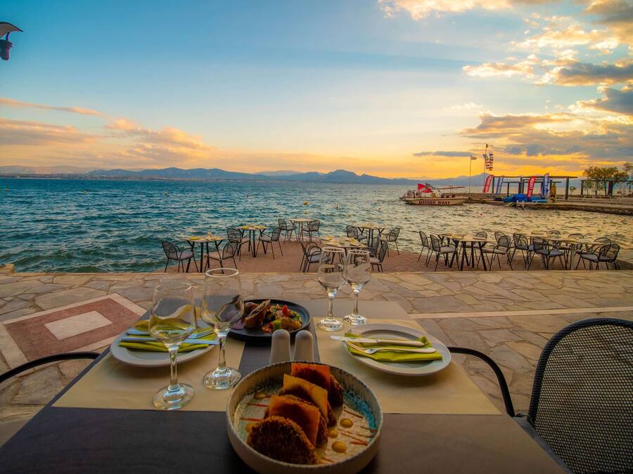 2 restaurantes; se sirve desayuno, almuerzo y cena; cocina griega