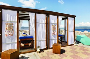 Couples treatment rooms, sauna, hot tub, body treatments, aromatherapy