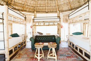 Dormitorio compartido de diseñador, vista al jardín | Caja de seguridad en la habitación 