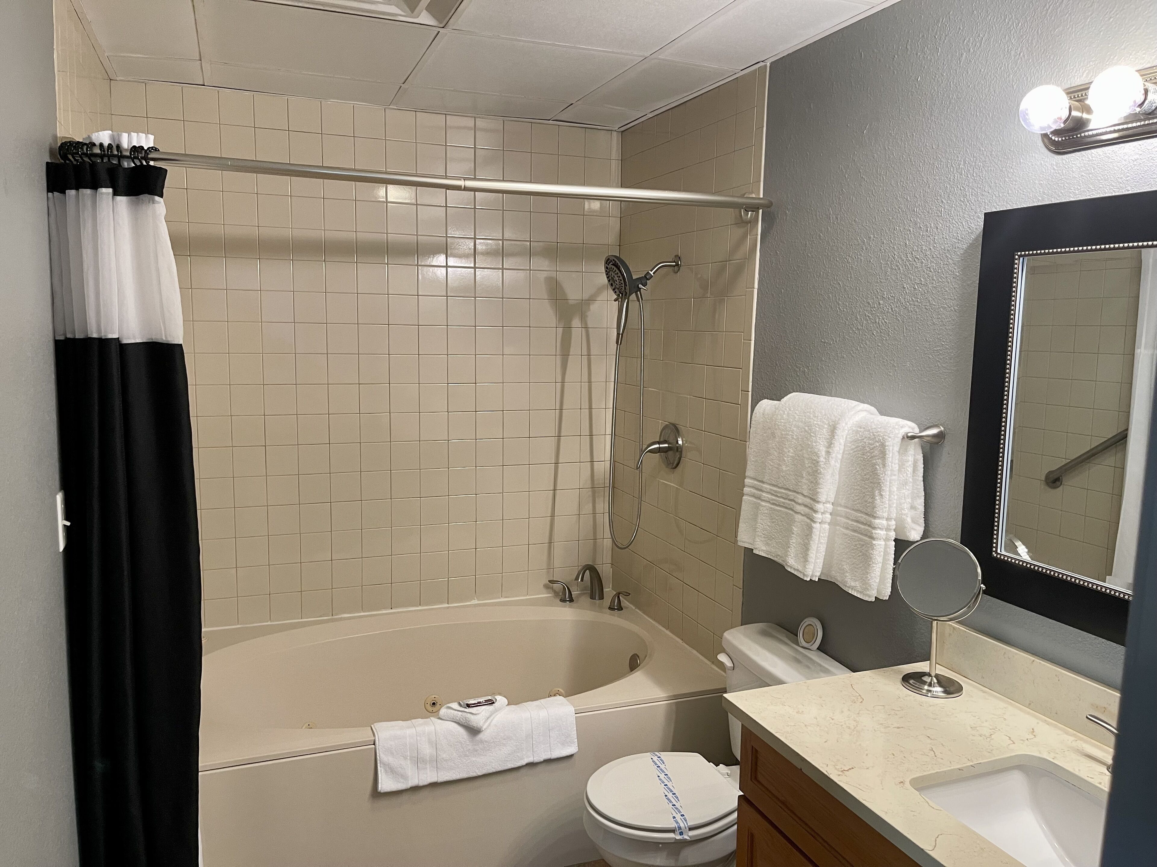 Ein Badezimmer mit Badewanne, Dusche, Toilette und Waschbecken.