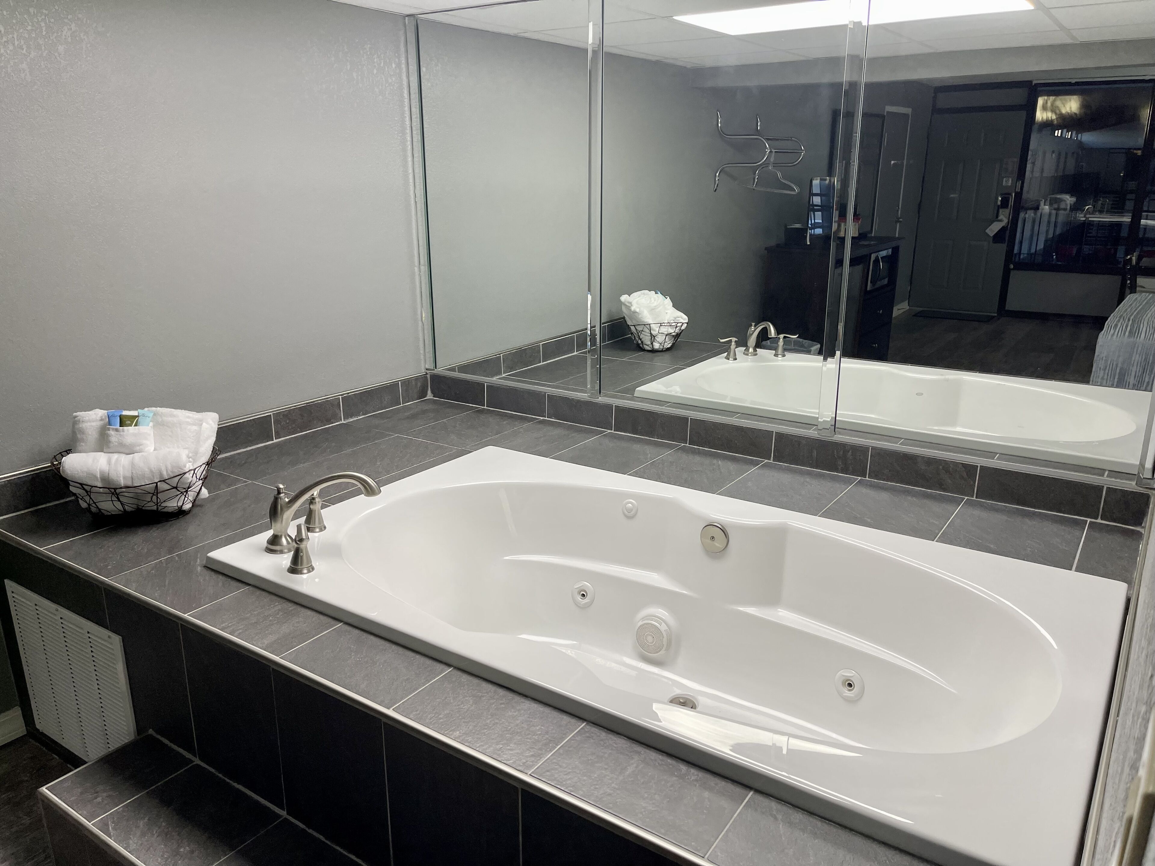 premier room, 1 king bed, jetted tub | jetted bathtub