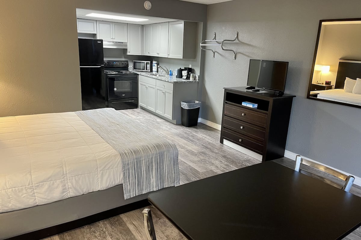 elite studio | 1 bedroom, blackout curtains, free wifi, bed sheets