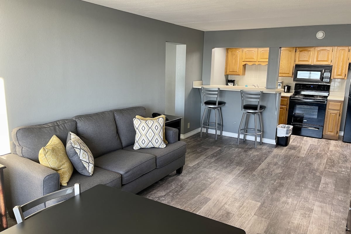 elite suite | living area | 40-inch led tv with satellite channels, tv