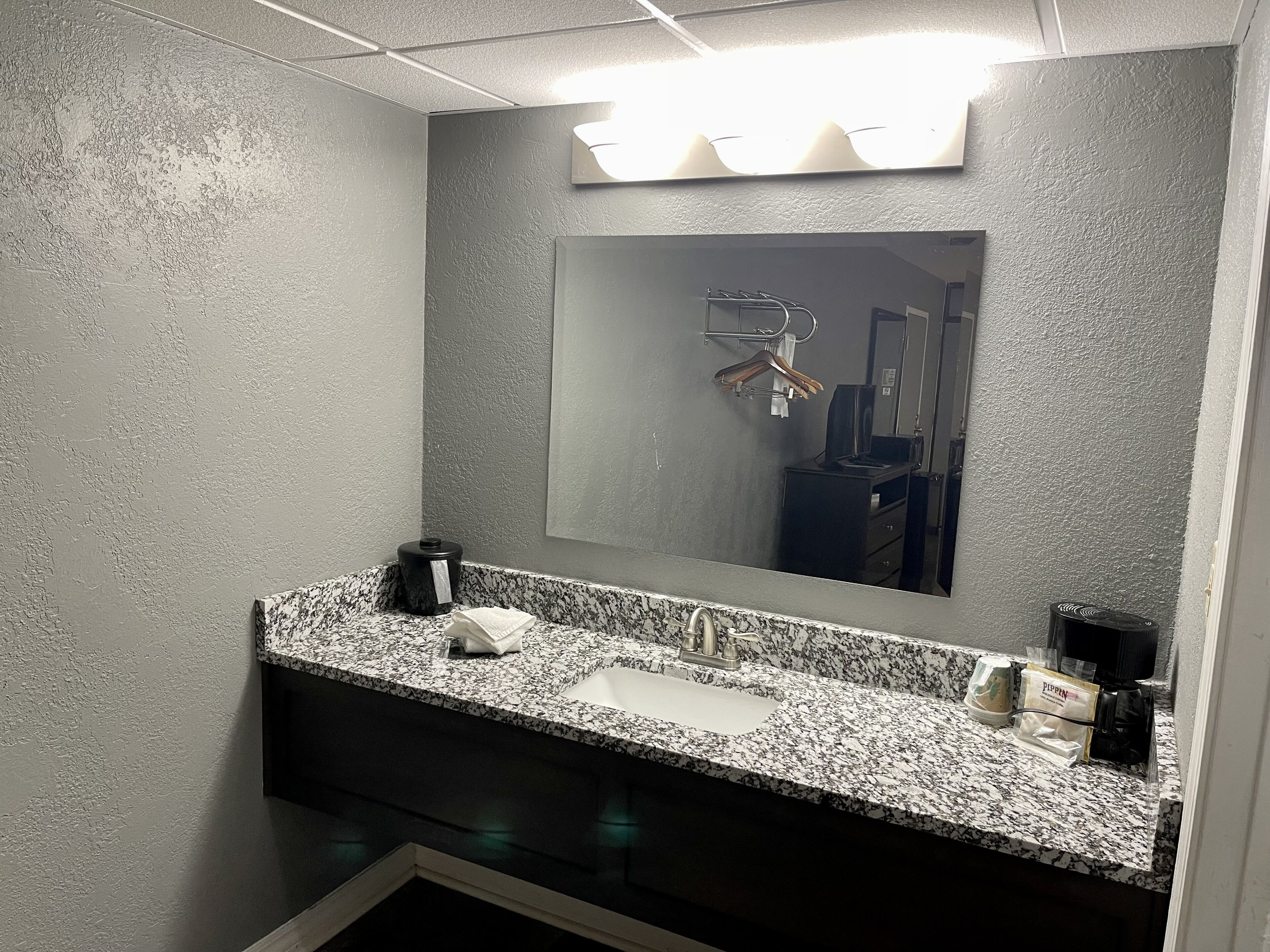 standard room, 2 double beds, non smoking | bathroom | combined shower/bathtub, free toiletries, towels