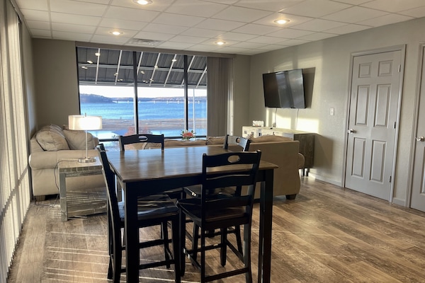 Condo presidencial, varias camas | Área de sala de estar | Televisión LED de 40 pulgadas con canales vía satélite y televisión