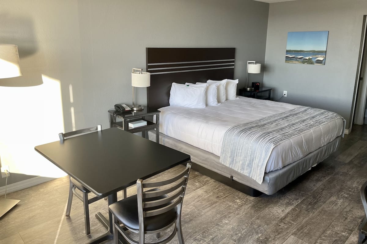 Premium Room, 1 King Bed, Non Smoking, Lake View