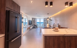 Appart'hôtel Exclusif, 2 chambres, vue océan, en angle | Cuisine privée | Réfrigérateur, micro-ondes, plaque de cuisson, cafetière/bouilloire