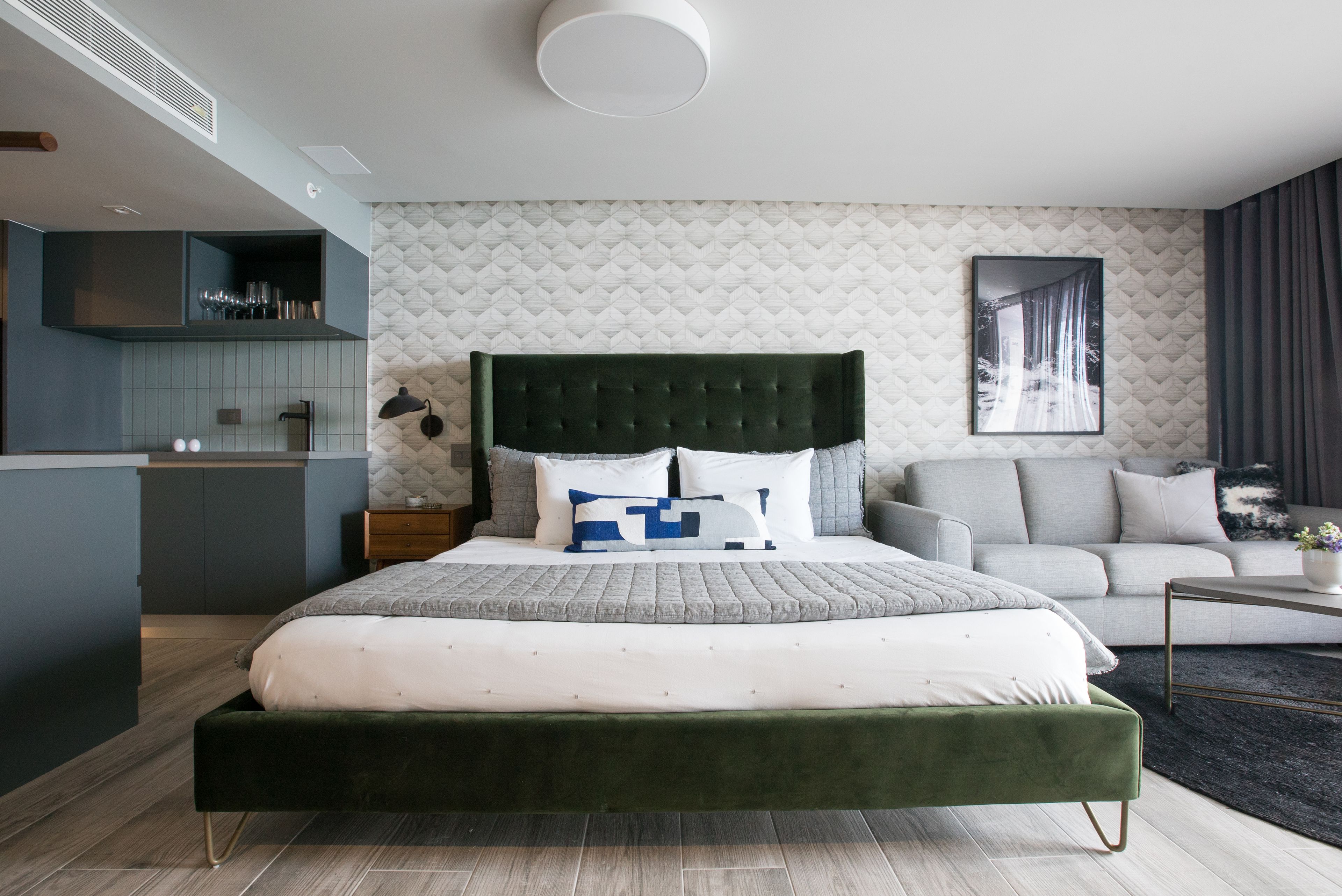 Suite estudio panorámica, 1 cama de matrimonio grande con sofá cama, cocina, vistas al mar | Zona de estar | Una televisión de pantalla plana, Netflix, películas de pago