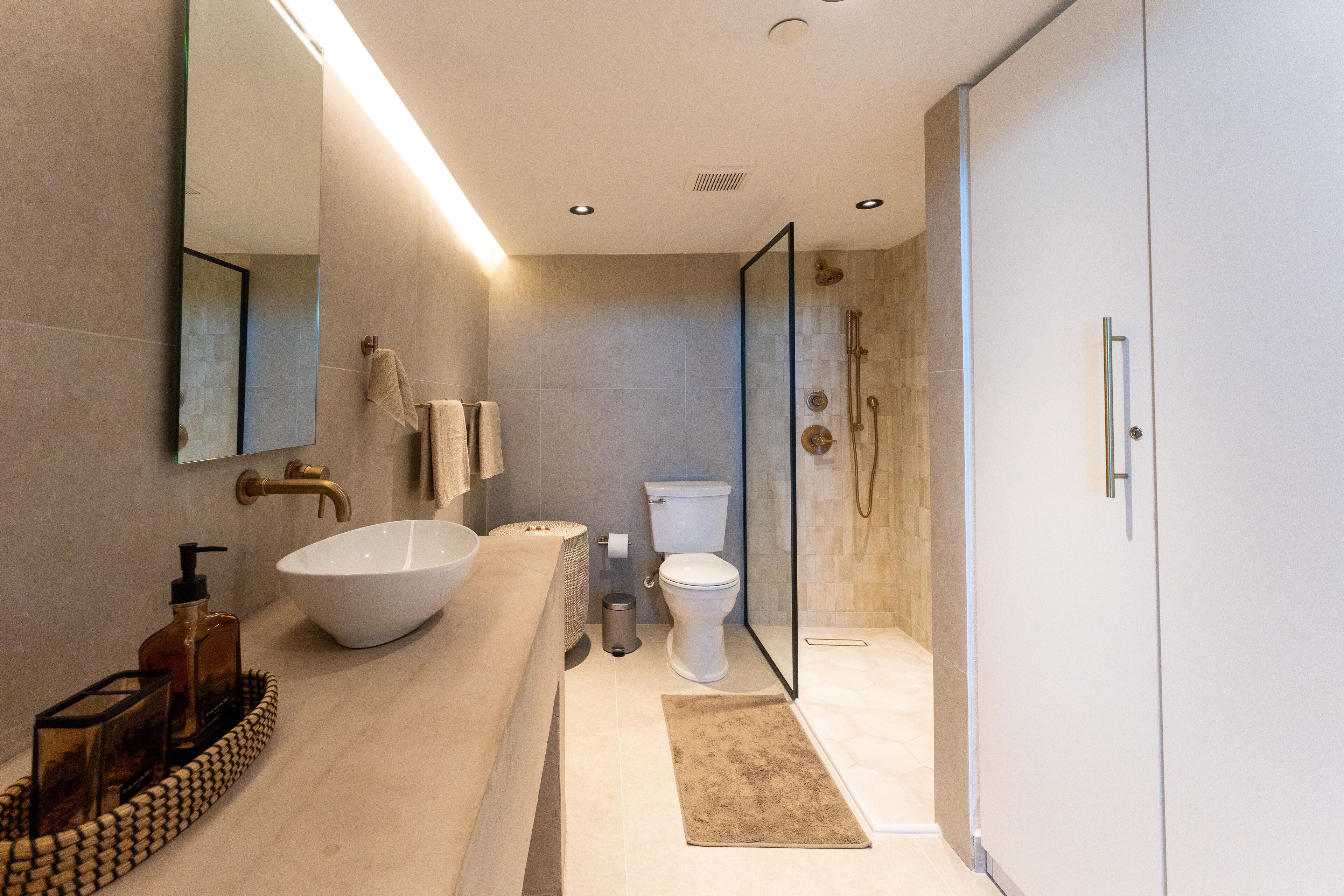 exclusive condo, 2 bedrooms, ocean view, corner | bathroom | shower, free toiletries, hair dryer, towels