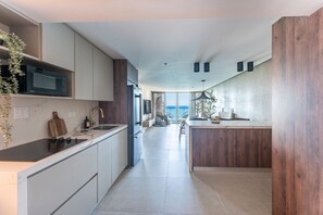 Condo Exclusive, 2 phòng ngủ, quang cảnh biển, góc | Bếp riêng | Tủ lạnh, lò vi sóng, bếp nấu, dụng cụ pha cà phê/trà 