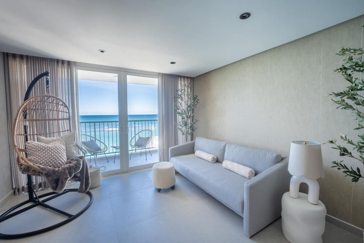 Apartamento exclusivo, 2 habitaciones, vistas al mar, en esquina | Sala de estar | Una televisión de pantalla plana, Netflix, películas de pago