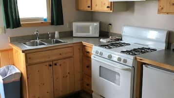 Cabin, Accessible, Kitchen | Private kitchen | Fridge, microwave, coffee/tea maker