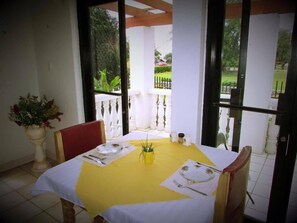 朝食 (コンチネンタル ブレックファスト)、毎日提供 (無料)