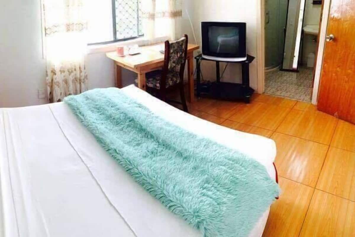 Junior Suite | 1 bedroom, desk, iron/ironing board, rollaway beds