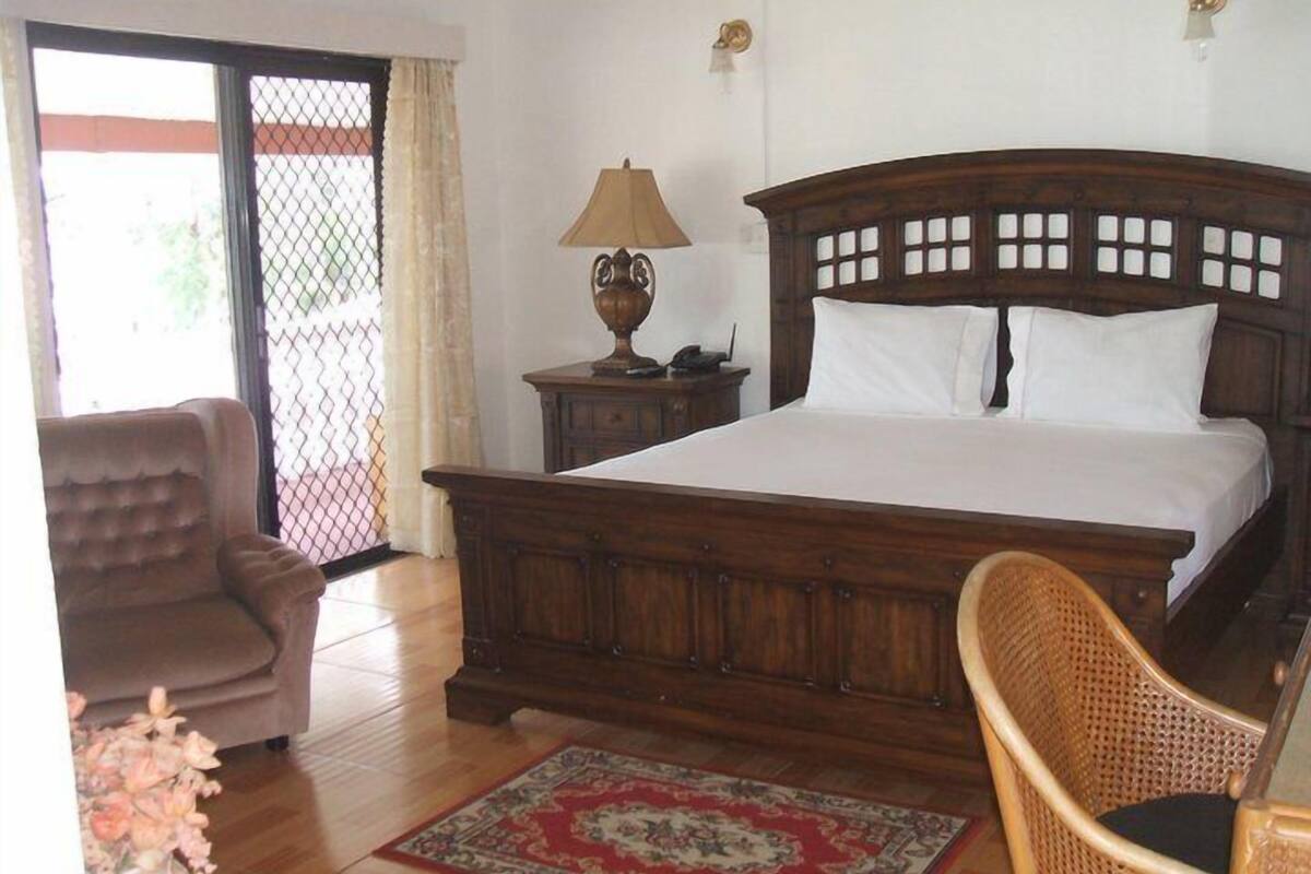 Master Suite | 1 bedroom, desk, iron/ironing board, rollaway beds