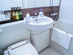 Kombinasi shower/bathtub dan perlengkapan mandi gratis