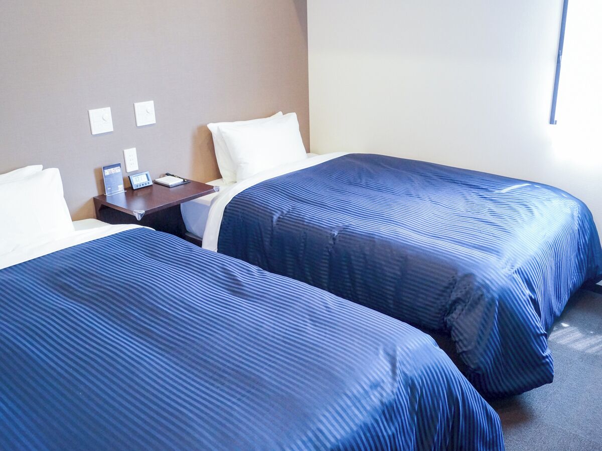 Decoración personalizada, escritorio, wifi gratis y ropa de cama 