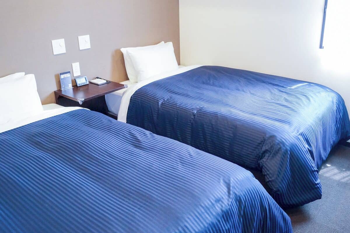 Decoración personalizada, escritorio, wifi gratis y ropa de cama