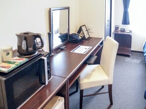 Decoración personalizada, escritorio, wifi gratis y ropa de cama 