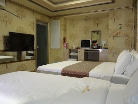 Deluxe Room, City View | 1 bedroom, premium bedding, individually decorated, laptop workspace