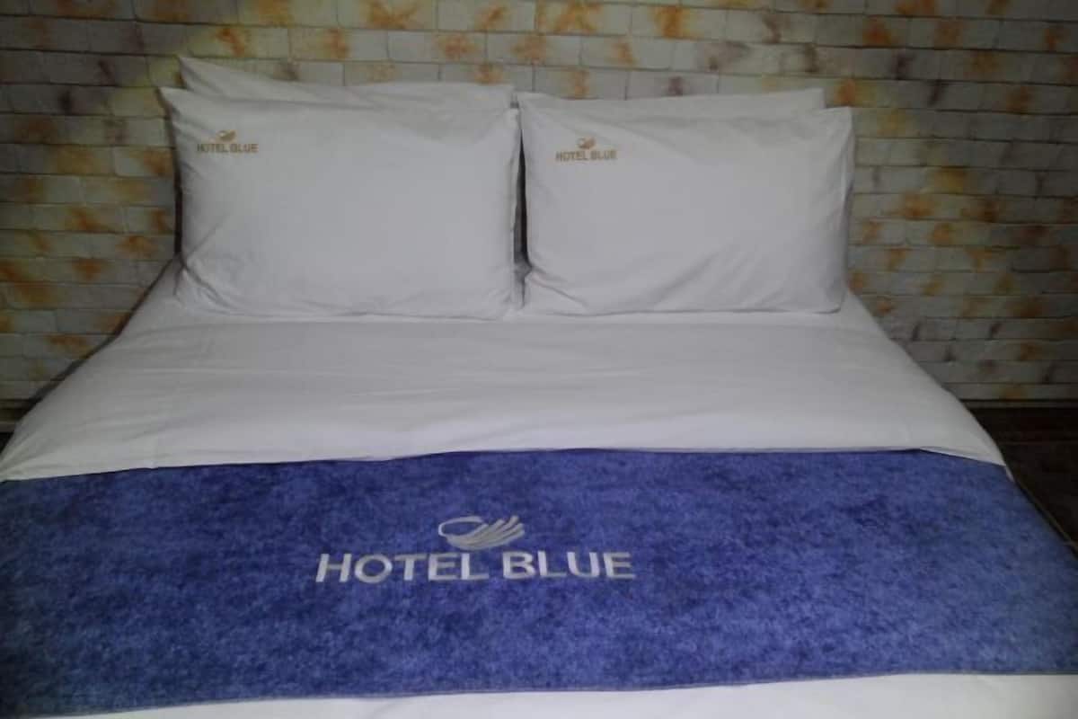 Premium bedding, laptop workspace, blackout curtains, soundproofing