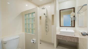 En-Suite with Balcony | Bathroom | Shower, free toiletries, hair dryer, bathrobes