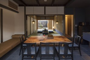 Casa tradicional, 3 habitaciones, cocina, vistas al jardín (Yoitsubaki) | Servicio de comidas en la habitación