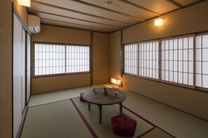 Private Vacation Home - Yoitsubaki | 2 bedrooms, in-room safe, individually decorated, individually furnished - Sanjusangendo Yoitsubaki (Kyoto)