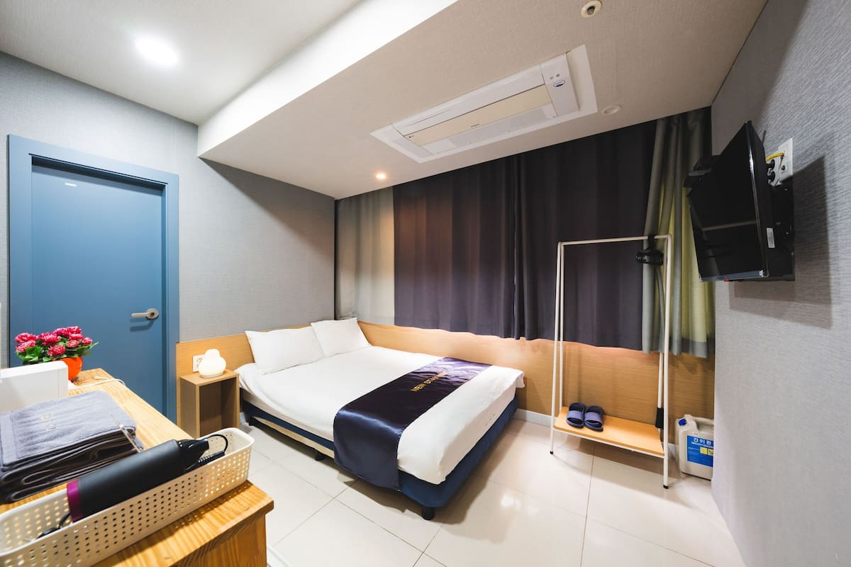 Deluxe Double Room, 1 Bedroom, Non Smoking, City View | Premium bedding, individually decorated, individually furnished, desk