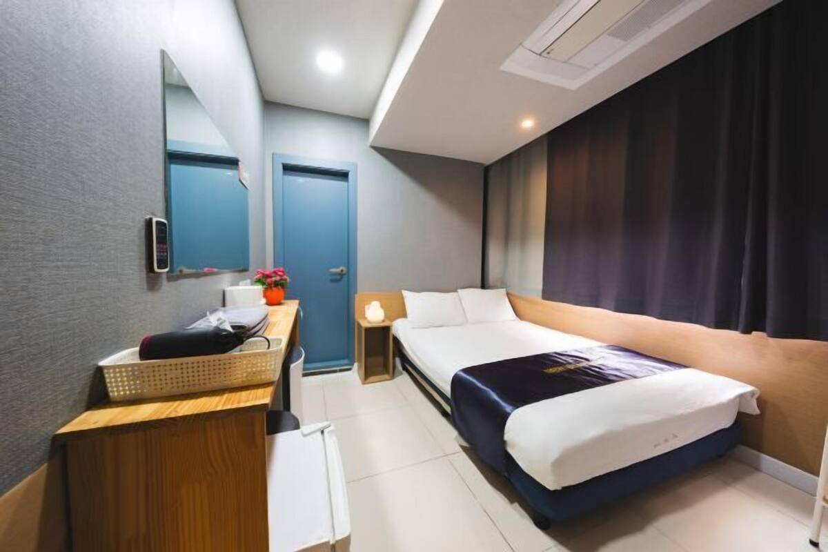 高档床上用品、办公桌、笔记本电脑工作区、遮光窗帘