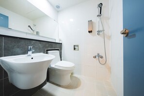 Triple Room | Bathroom | Shower, hair dryer, slippers, heated floors - Myeongdong New Stay Inn (Seoul)
