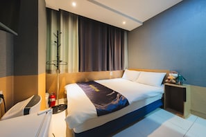 Deluxe Double Room, 1 Bedroom, Non Smoking, City View | Premium bedding, individually decorated, individually furnished, desk - Myeongdong New Stay Inn (Seoul)
