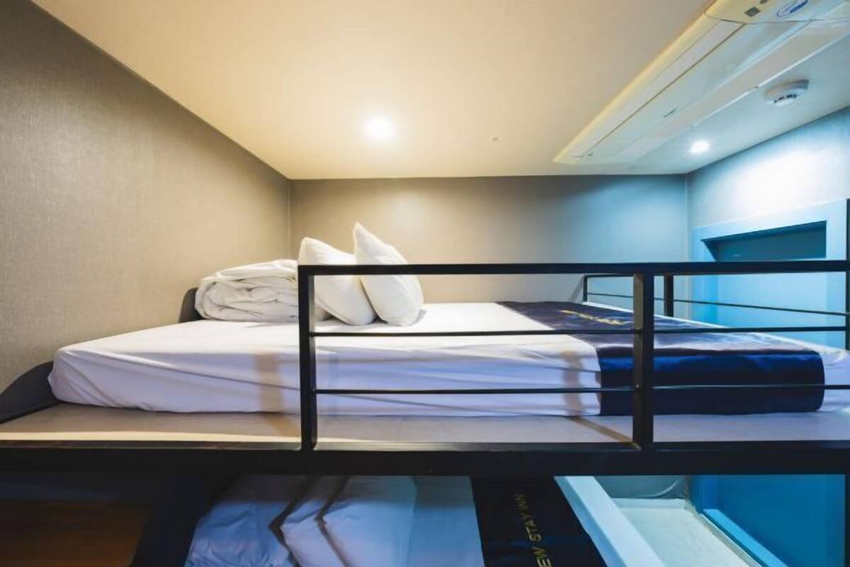 高档床上用品、办公桌、笔记本电脑工作区、遮光窗帘