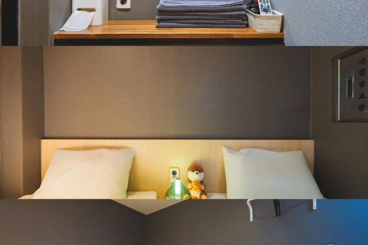 高档床上用品、办公桌、笔记本电脑工作区、遮光窗帘