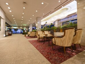 Lobby sitting area - Hotel Pearl Garden (Takamatsu)
