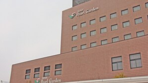 Een hotelgebouw met een bord waarop 