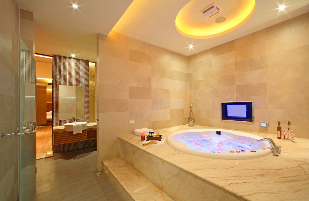 deluxe quadruple room, 2 queen beds | jetted bathtub