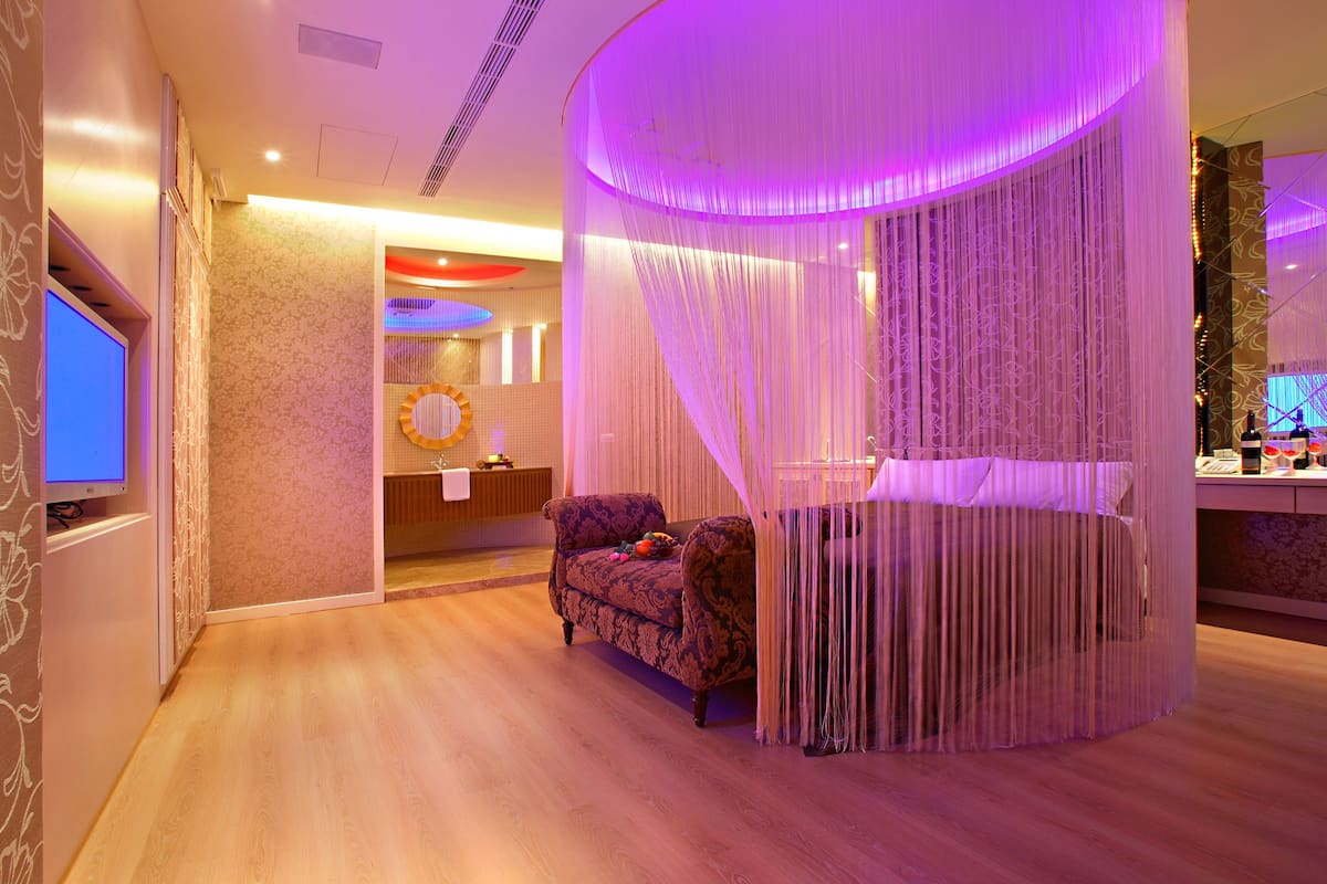 premium suite | 1 bedroom, minibar, blackout curtains, soundproofing