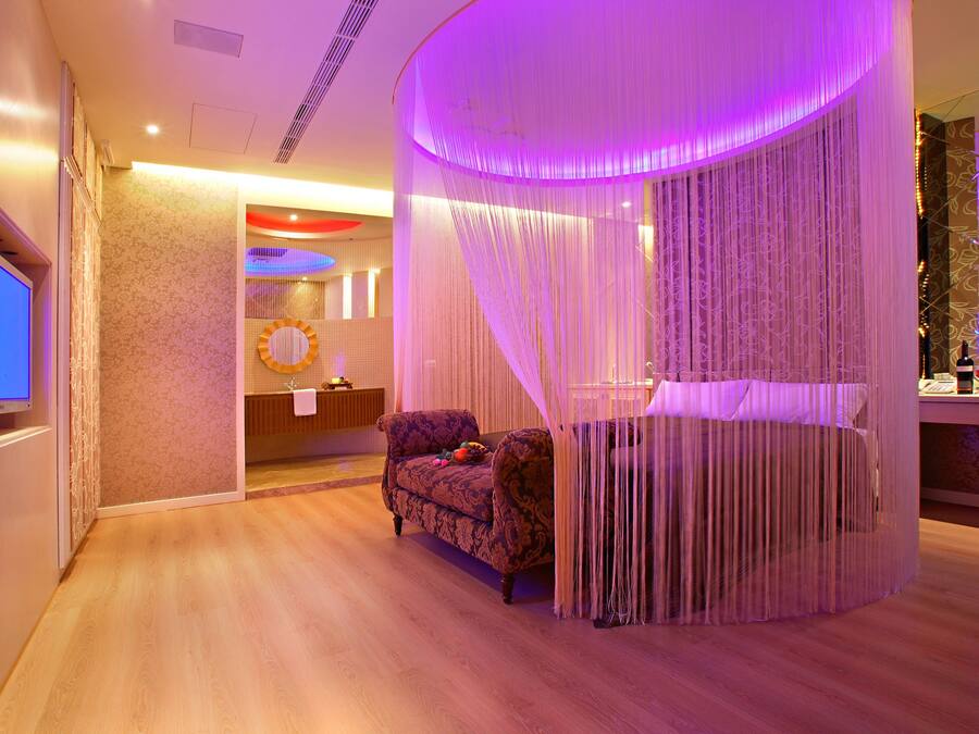 Premium Suite | Minibar, blackout drapes, soundproofing, iron/ironing board