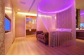 Premium Suite | Minibar, blackout drapes, soundproofing, iron/ironing board - Le Chateau Hotel (Zhushan)