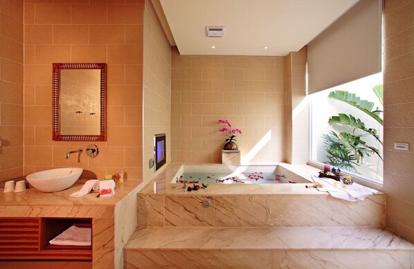 A modern bathroom with a large bathtub, a sink, and a mirror. - Le Chateau Hotel (Zhushan)